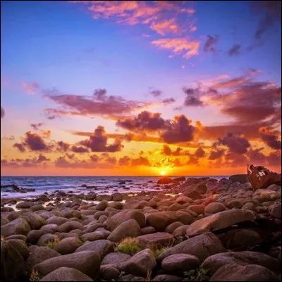 Une adolescente de 13 ans est très malheureuse, son père lui __ subir des choses peu joyeuses...