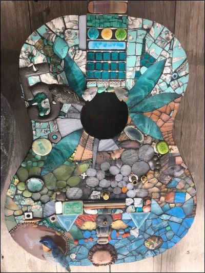 Dans les années 60, qui chantait "J'aime mieux chanter avec ma guitare, tant pis pour ce sacré dollar" ?