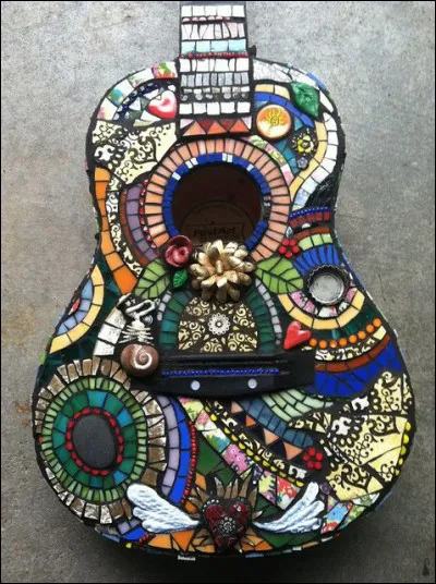 En parlant du Blues, il chantait "Il y a longtemps sur des guitares, des mains noires lui donnaient le jour, pour chanter les peines, les espoirs, pour chanter Dieu et puis l'amour" :