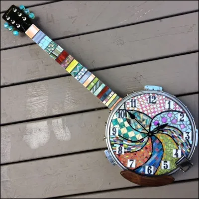 Qui chantait "Y a que trois cordes sur mon banjo pourri, une qui pleure, une qui aime, une qui rit" ?