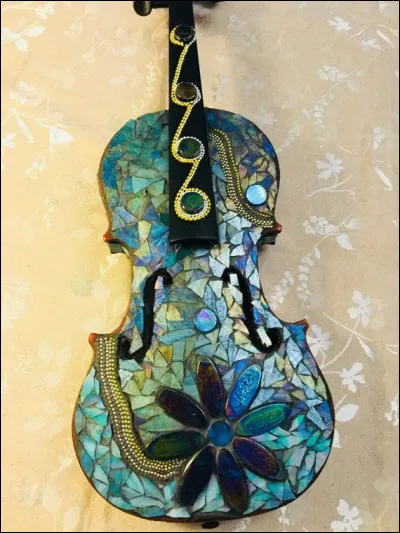 Qui dépeint cette grande fête au château, en chantant "Tournent les vies, oh, tournent les violons" ?