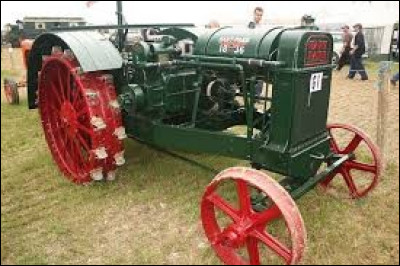 Voici un des premiers tracteurs utilisé dans les années 1910. Quelle particularité différencie cet engin des tracteurs modernes ?