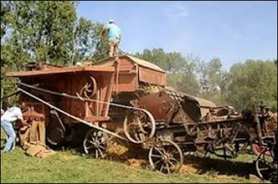 Quelle est cette machine qui permet de séparer le grain de blé de sa tige ?