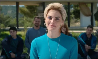 Qu'est-ce que cette dame essaie de faire ?