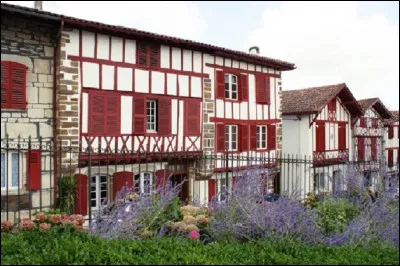 Quelle est cette ville basque, célèbre pour sa cerise noire ?