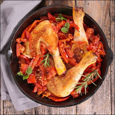 Quel ingrédient est indispensable pour cuisiner un poulet à la basquaise ?
