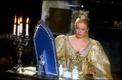 Quel objet la marraine de la princesse lui prête-t-elle pour son escapade ?