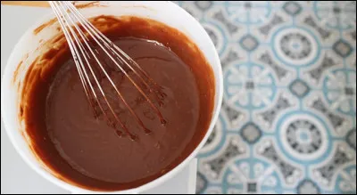 Ensuite, pour faire notre mélange avec les ufs, la farine et le sucre, il nous faudra...