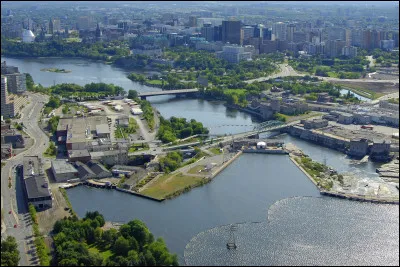 Quelle est cette ville du Québec au Canada, située en face de la capitale Ottawa, cité administrative qui accueille de nombreuses instances fédérales ?