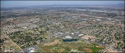 Quelle est cette ville de l'Arizona aux États-Unis qui doit sa prospérité au barrage Theodore-Roodevelt et à la voie ferrée qui relie Phoenix à Florence ?