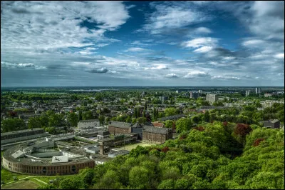 Quelle est cette ville des Pays-Bas, cité universitaire, industrielle et commerciale ?