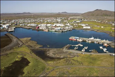 Quelle est cette ville d'Islande, port important de la côte sud du pays et station thermale importante ?