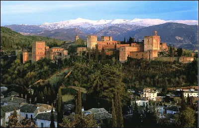 Quelle est cette ville d'Andalousie en Espagne qui abrite le célèbre palais de l'Alhambra ?