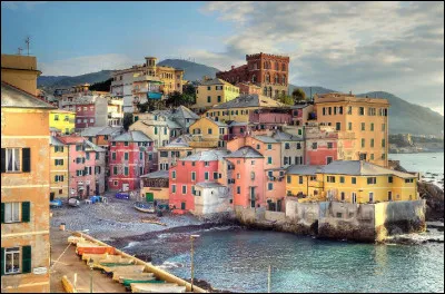 Quelle est cette ville d'Italie située sur la mer de Ligurie, un des plus grands ports de la Méditerranée ?