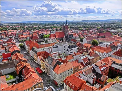 Quelle est cette ville de Basse-Saxe en Allemagne qui possède une Université de renommée mondiale, cité qui a inspiré la chanteuse Barbara ?
