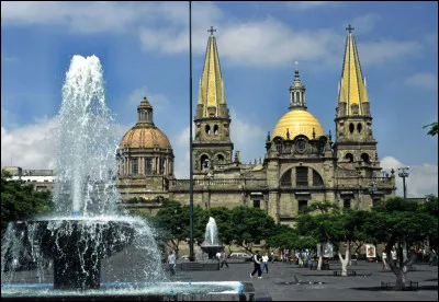 Quelle est cette ville capitale de l'État de Jalisco au Mexique, spécialisée dans le commerce des bovins, des porcins, des ovins, des caprins et des chevaux ?