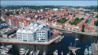 Quelle est cette ville de Pologne située sur la mer Baltique, plus grande cité portuaire du pays, célèbre pour ses chantiers navals ?