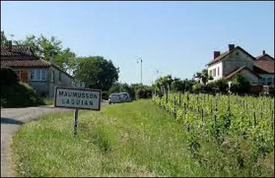 Nous sommes dans le Gers, &agrave; l'entr&eacute;e du village de Maumusson-Laguian. Nous nous trouvons dans l'ancienne r&eacute;gion ...