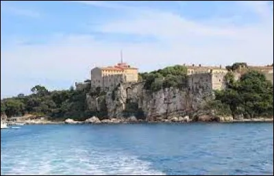 Nous profiterons de ce séjour à Nice pour prendre le bateau qui conduit aux îles les plus proches, notamment Sainte-Marguerite ou Saint-Honorat :