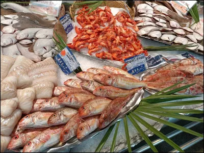 Ne manquez pas le marché aux poissons, à voir absolument. Les pêcheurs y vendent à la criée. Quels poissons voyons-nous au premier plan, fraîchement disposés sur cet étal ?