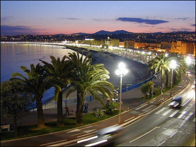 Nous arrivons à Nice, sur l'immense avenue qui longe la mer !