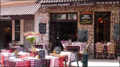 Dans un petit restaurant local, nous allons déguster une spécialité niçoise, la pissaladière. Quel est l'intrus qui ne figure pas dans cette célèbre recette ?