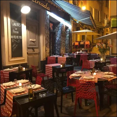 Profitons-en pour nous délecter avec leur véritable salade niçoise ! Quelle proposition inclut des aliments que nous n'y trouverons pas ?