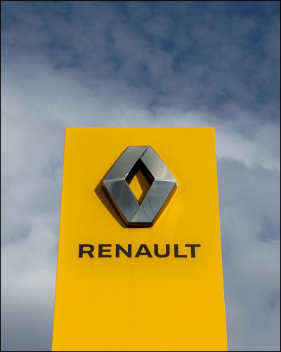 Quelle voiture électrique a été présentée par la marque française Renault en 2010 au "Mondial de l'automobile" à Paris ?