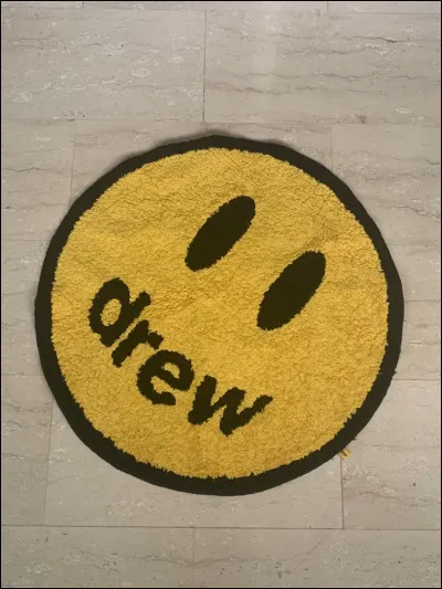 Quel chanteur a lancé en 2019 la ligne de streetwear "Drew House", dont la mascotte est un smiley ?