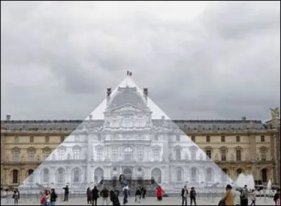 Quel street artiste français a fait disparaître la pyramide du Louvre en 2016 ?