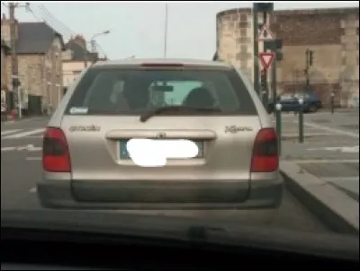 Combien font 100 + 62 ? Devine ce qui est noté sur sa plaque d'immatriculation !