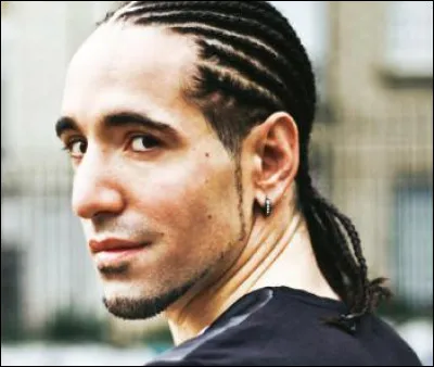 Séan Garnier dispose de plus de 8,4 millions d'abonnés sur la plateforme. C'est un français du signe...