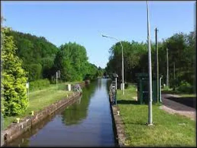Nous sommes sur le canal des Vosges, &agrave; M&eacute;lom&eacute;nil. Hameau de la commune d'Uzemain, dans l'aire d'attraction Spinalienne, il se situe dans le d&eacute;partement ...