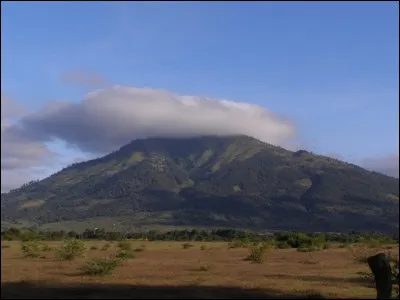 Quel est ce volcan du Guatemala qui culmine à 2 176 m d'altitude ?