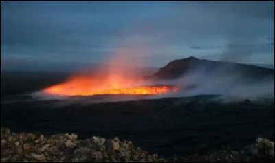 Quel est ce volcan situé à Hawaï un des plus actifs au monde qui culmine à 1 246 m d'altitude ?
