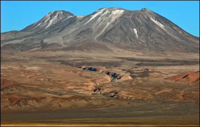 Quel est ce volcan du chili dans les Andes qui culmine à 5 582 m d'altitude ?