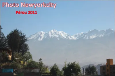 Quel est ce volcan des Andes situé au Pérou près de la ville d'Arequipa, culminant à 5 825 m d'altitude ?