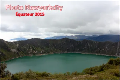 Quel est ce volcan d'Équateur qui culmine à 3 914 m d'altitude et dont la cratère contient un lac ?
