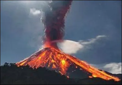 Quel est ce volcan d'Équateur qui culmine à 3 660 m d'altitude ?
