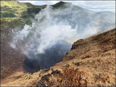 Quel est ce volcan de Guadeloupe situé au nord de l'île de Basse-terre qui culmine à 1 467 m d'altitude ?