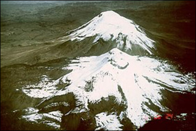 Quel est ce volcan du Pérou situé près de la ville d'Arequipa, culminant à 6 288 m d'altitude ?