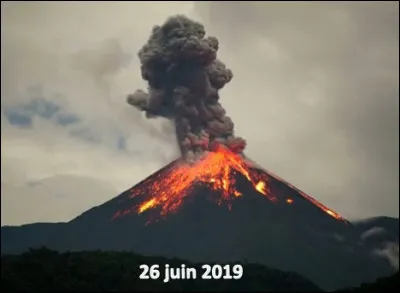 Quel est ce volcan très actif et très dangereux de Papouasie-Nouvelle-Guinée qui culmine à 2 334 m d'altitude ?