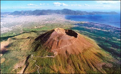 Quel est ce volcan d'Italie bordant la baie de Naples qui culmine à 1 281 m d'altitude ?