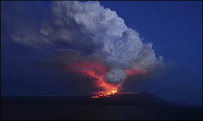 Quel est ce volcan situé sur l'île Isabela dans les îles Galápagos en Équateur culminant à 1 710 m d'altitude ?