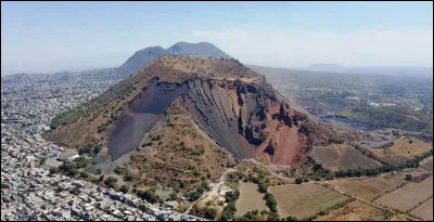 Quel est ce volcan de la sierra Santa Catarina au Mexique qui culmine à 2 567 m d'altitude ?