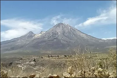 Quel est ce volcan situé à l'extrême sud du Pérou qui culmine à 5 497m d'altitude ?