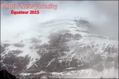 Quel est ce volcan d'Équateur qui culmine à 5 263 m d'altitude, c'est le sommet au monde le plus éloigné du centre de la terre ?