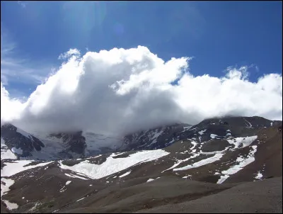 Quel est ce volcan du Chili, le plus haut de Patagonie qui culmine à 4 702 m d'altitude ?