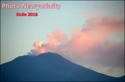 Quel est ce volcan de Sicile situé près de la ville de Catane, culminant à 3 357 m d'altitude ?