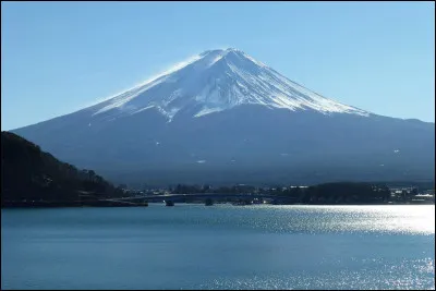 Quel est ce volcan du Japon, le plus haut sommet du pays qui culmine à 3 776 m d'altitude ?